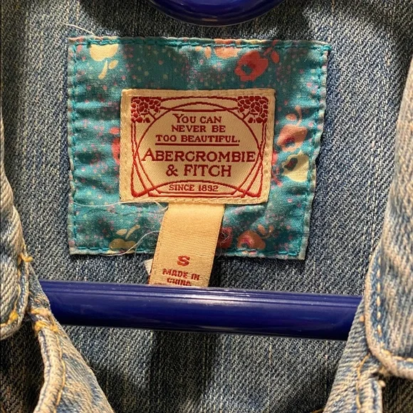 Abercrombie & Fitch Vintage 92 Distressed Denim Jean Jacket Size S